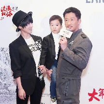 边摸边吃奶边做激情叫床视频,